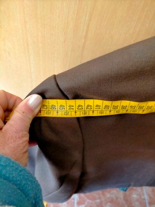 traje campero marrón, se regala tirantes