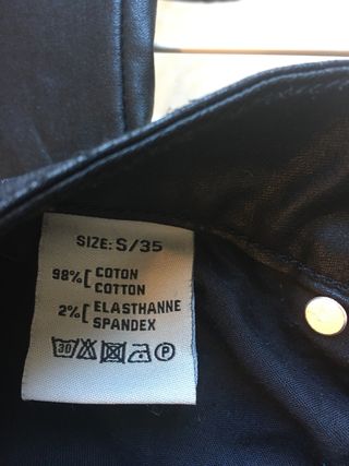 Pantalón pitillo, negro brillo de Algo Bonito