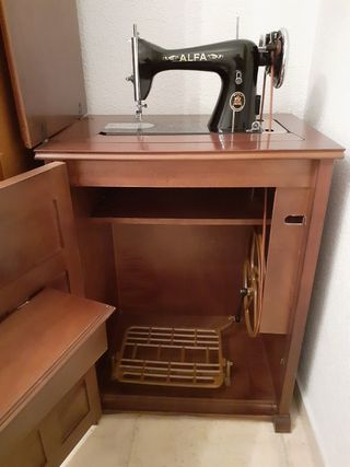 Máquina antigua de coser ALFA