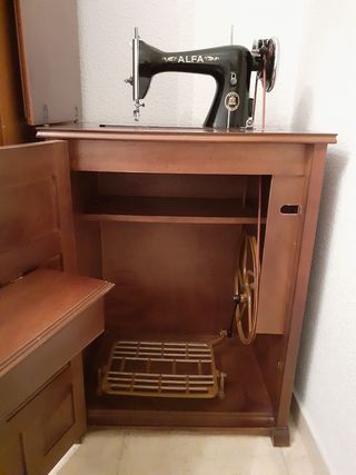 Máquina antigua de coser ALFA