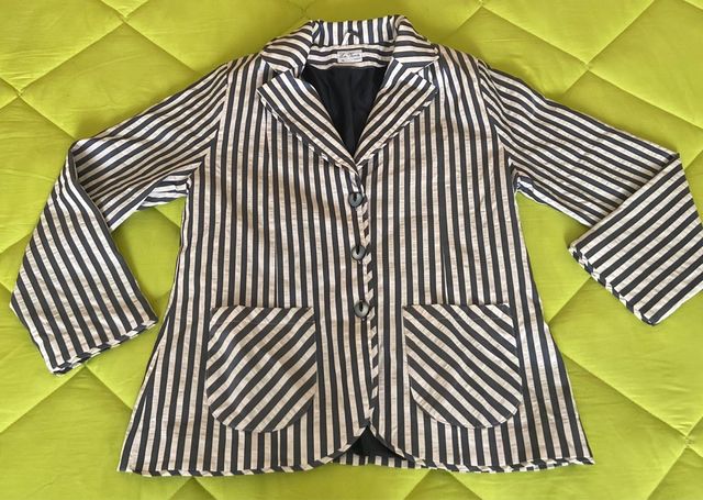 Chaqueta de vestir a rallas blancas y negras.