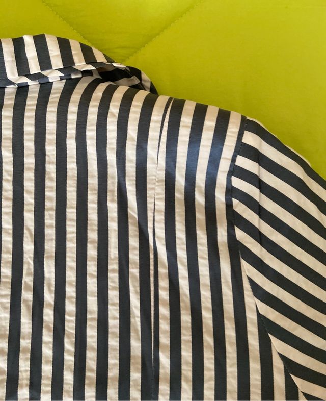 Chaqueta de vestir a rallas blancas y negras.