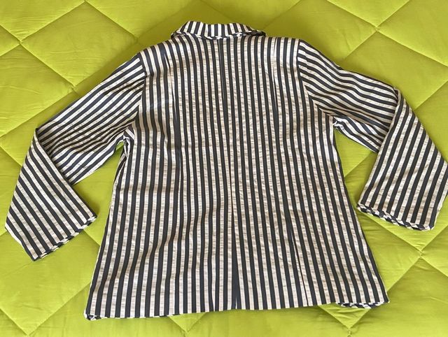 Chaqueta de vestir a rallas blancas y negras.