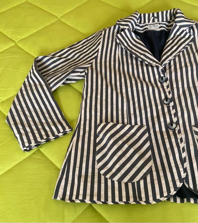 Chaqueta de vestir a rallas blancas y negras.