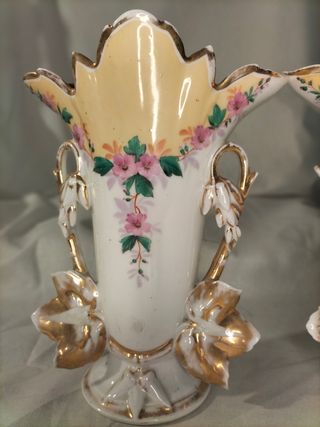 Pareja de jarrones francesas en porcelana.