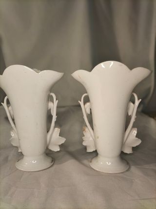 Pareja de jarrones francesas en porcelana.