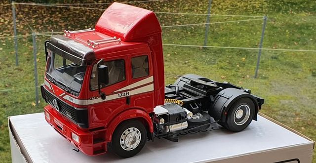 Otto 1/18 MERCEDES-BENZ SK 90'
