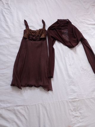 vestido de ceremonia color marrón.