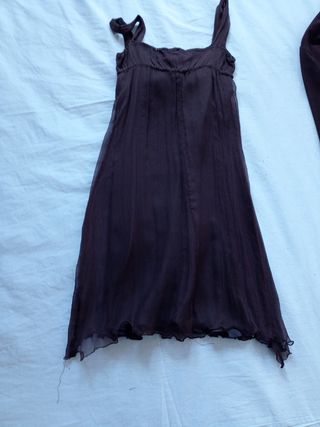 vestido de ceremonia color marrón.