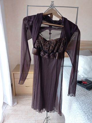 vestido de ceremonia color marrón.