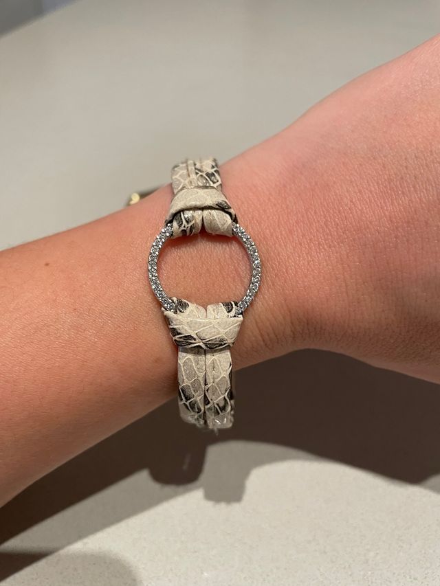 Pulsera Piel Cocodrilo y Circonitas .