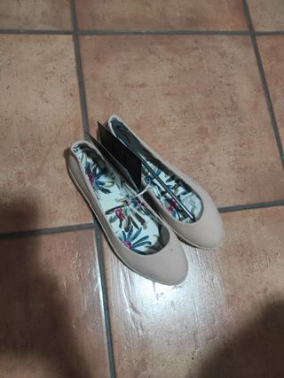 Dos pares de bailarinas de tipo alpagarta