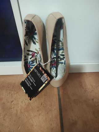 Dos pares de bailarinas de tipo alpagarta