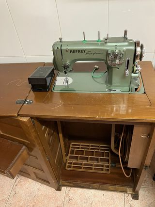 MAQUINA DE COSER REFREY
