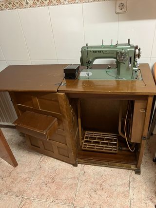 MAQUINA DE COSER REFREY