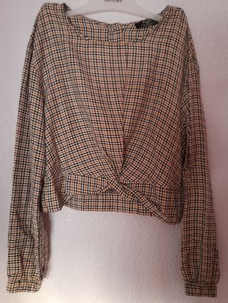 Blusa juvenil de cuadritos, de Bershka