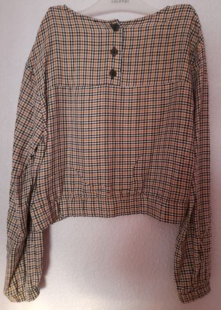 Blusa juvenil de cuadritos, de Bershka