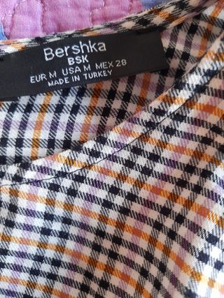 Blusa juvenil de cuadritos, de Bershka
