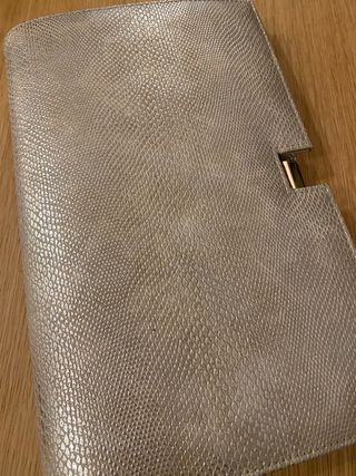 Bolso cartera fiesta Parfois. Metalizado.