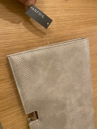 Bolso cartera fiesta Parfois. Metalizado.