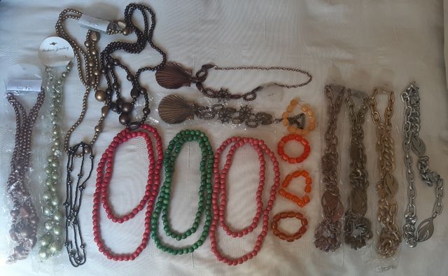 collares, pulseras...