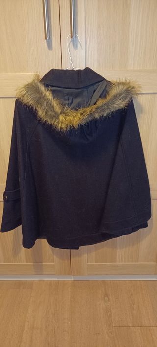 capa azul marino  con capucha ribete piel