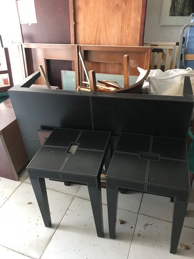 Mesa de cuero y madera