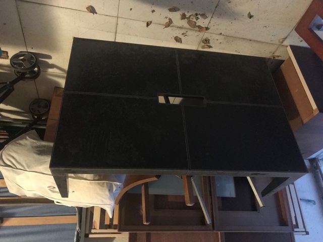 Mesa de cuero y madera