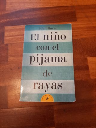 El niño con el pijama de rayas