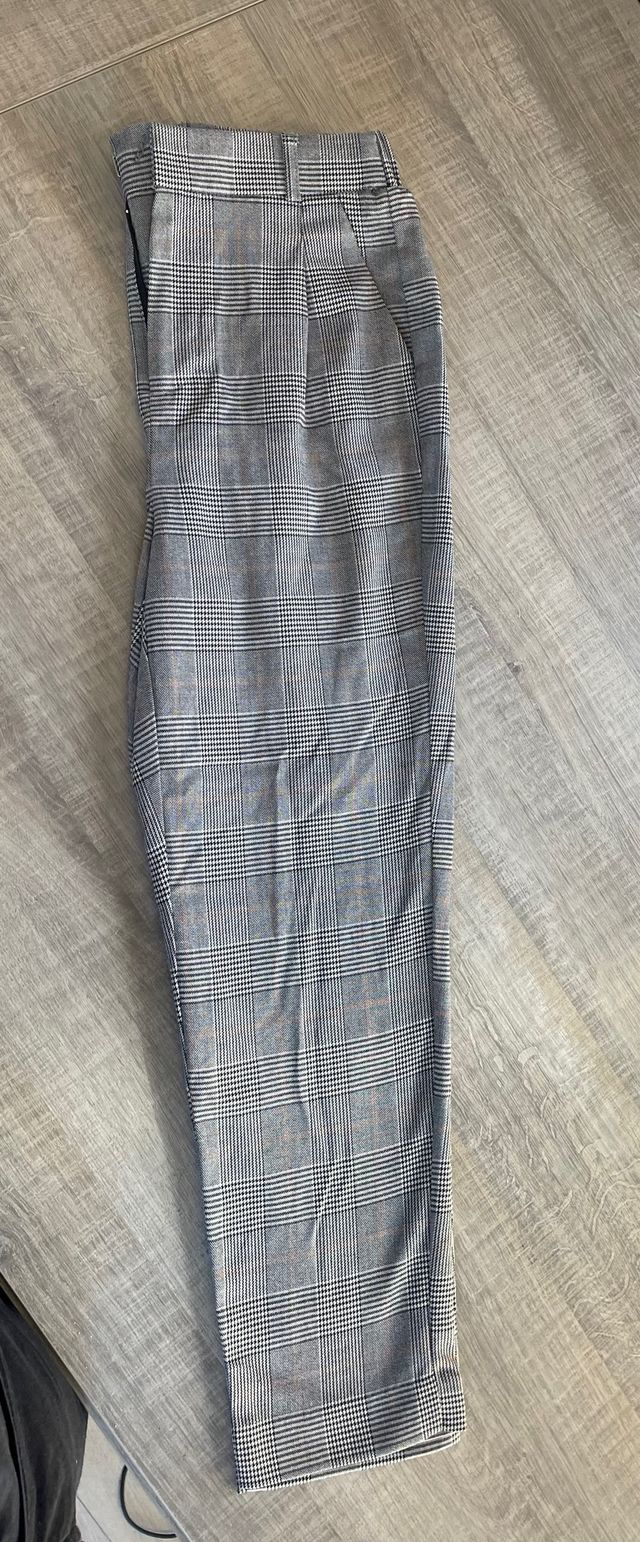 Pantalón pinzas stradivarius 