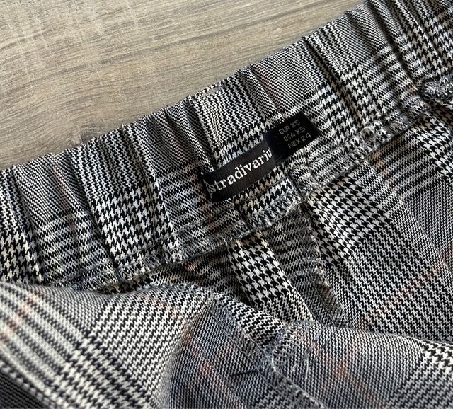 Pantalón pinzas stradivarius 