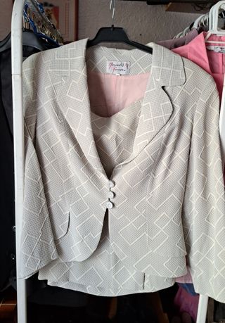 traje de chaqueta y falda en gris claro y dibujos
