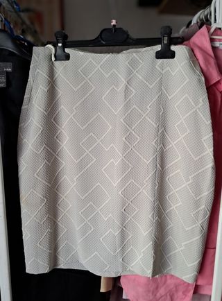 traje de chaqueta y falda en gris claro y dibujos