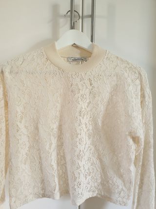 CAMISETA ENCAJE. MARCA PULL&BEAR. TALLA S.
