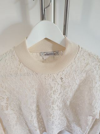 CAMISETA ENCAJE. MARCA PULL&BEAR. TALLA S.