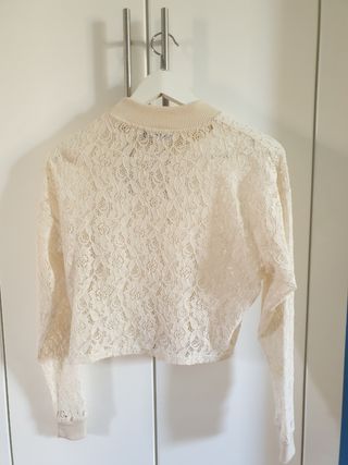 CAMISETA ENCAJE. MARCA PULL&BEAR. TALLA S.