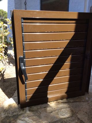 Finestra menorquina alumini marró. Doble porta.