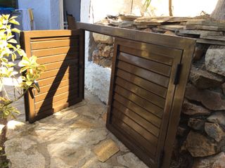 Finestra menorquina alumini marró. Doble porta.