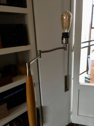 Lámpara de pie metal y madera 