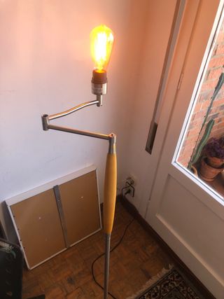 Lámpara de pie metal y madera 
