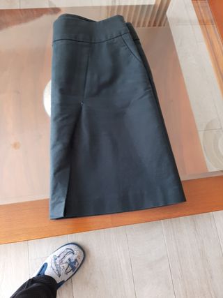 Mini falda negra con abertura