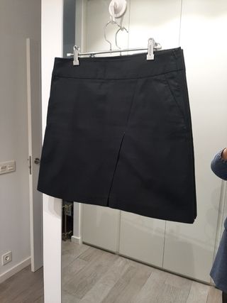 Mini falda negra con abertura