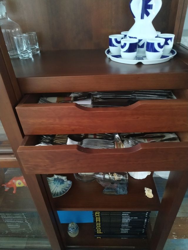 Buona vetrina in legno.