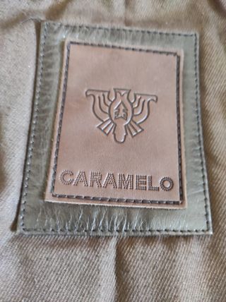 Cazadora - abrigo de cuero grueso y marca Caramelo