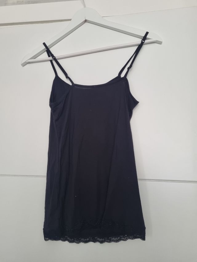 Camiseta negra interior ajustable. Equivale a S-M.