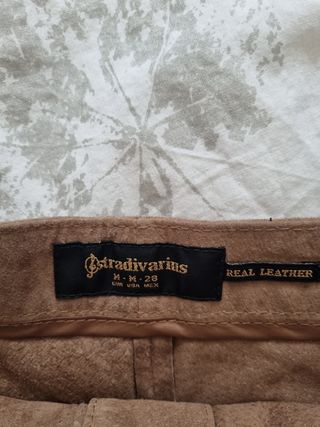 Mini falda CUERO REAL marrón. Stradivarius. M