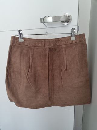 Mini falda CUERO REAL marrón. Stradivarius. M