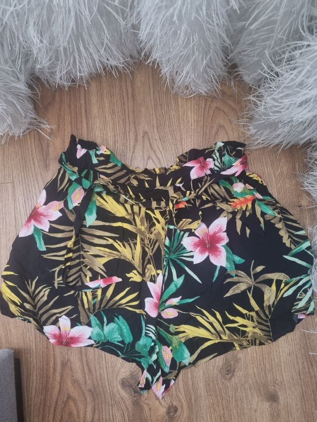 Short floral Stradivarius. Talla S.