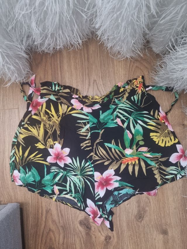 Short floral Stradivarius. Talla S.