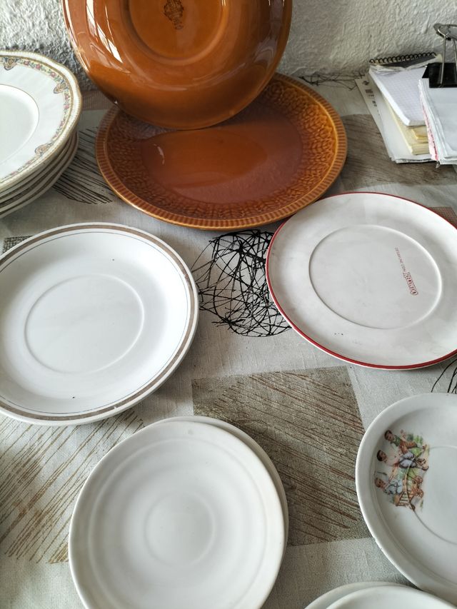 pack de platos de diferentes vajillas